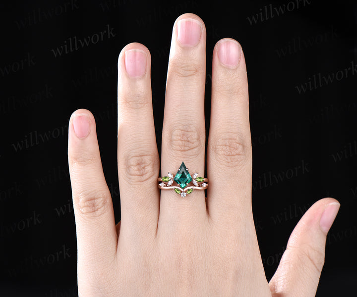 Vintage May Birthstone Kite Cut Emerald Engagement Ring Set Moissanite Peridot Cluster Wedding Ring 14k Rose Gold 2pcs Bridal Ring Set