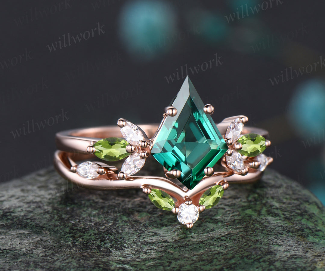 Vintage May Birthstone Kite Cut Emerald Engagement Ring Set Moissanite Peridot Cluster Wedding Ring 14k Rose Gold 2pcs Bridal Ring Set