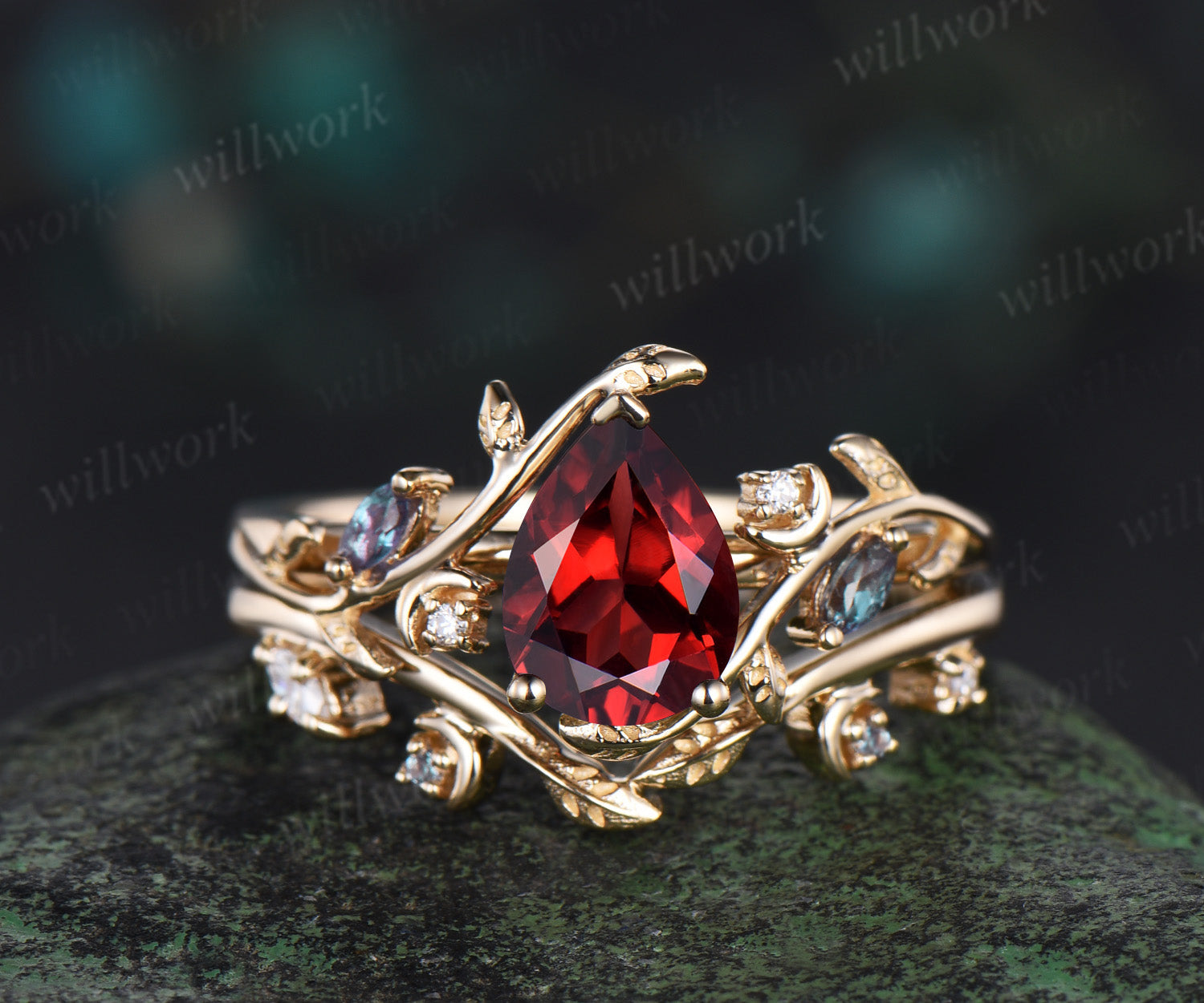 Alexandrite/garnet hot ring