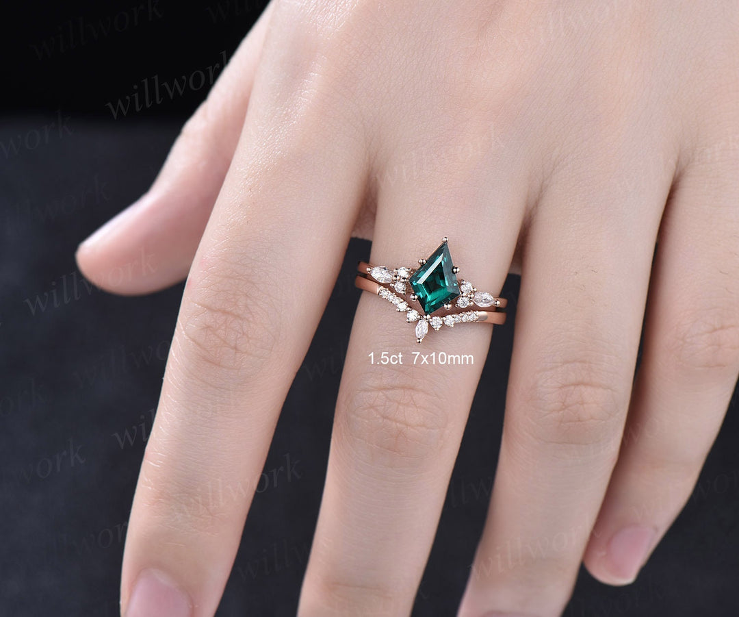 Unique vintage kite cut green emerald engagement ring set 18k rose gold six prong marquise cut moissanite promise wedding ring set for women