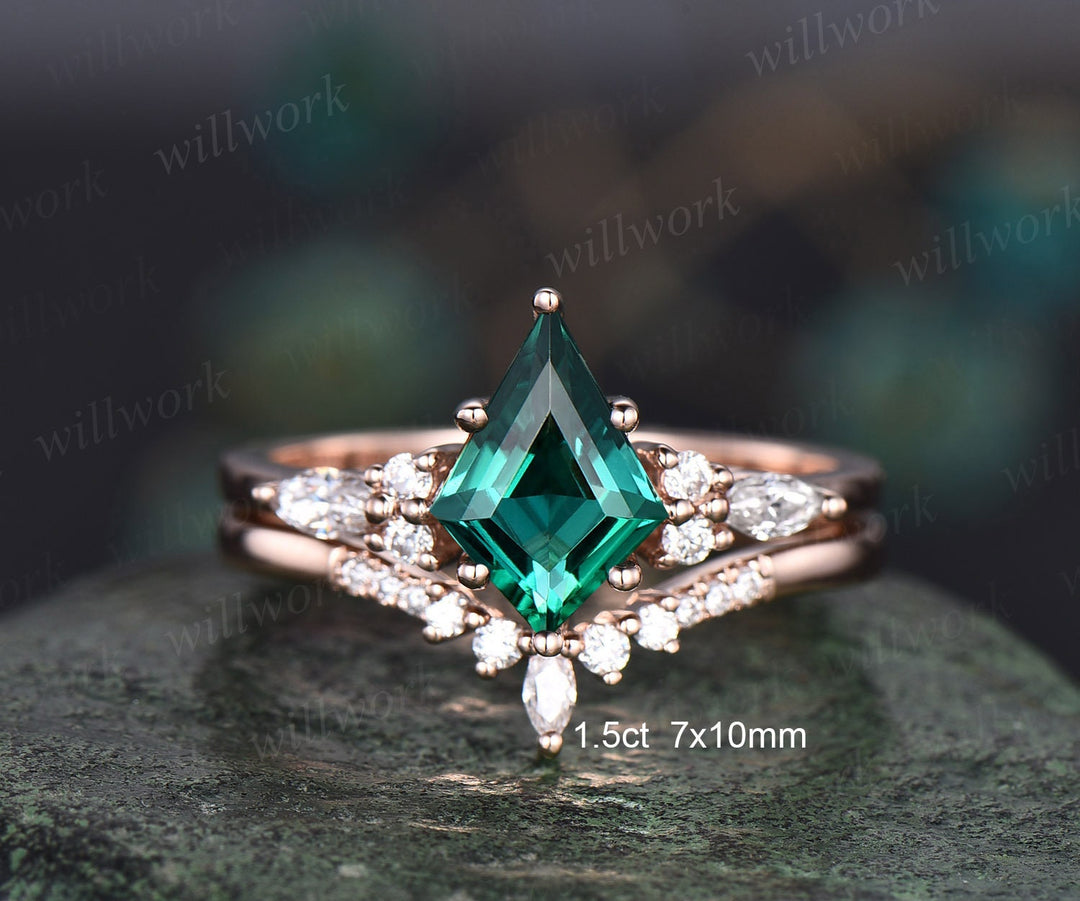 Unique vintage kite cut green emerald engagement ring set 18k rose gold six prong marquise cut moissanite promise wedding ring set for women
