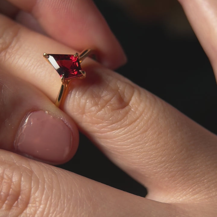 Kite cut red garnet ring gold vintage garnet engagement ring set 14k rose gold unique engagement ring moissanite bridal ring set for women