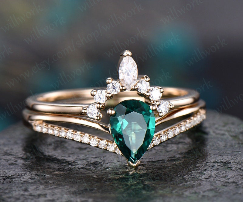 5x7mm emerald engagement ring set yellow gold 2pcs Split Shank diamond moissanite matching band unique crown wedding bridal promise ring