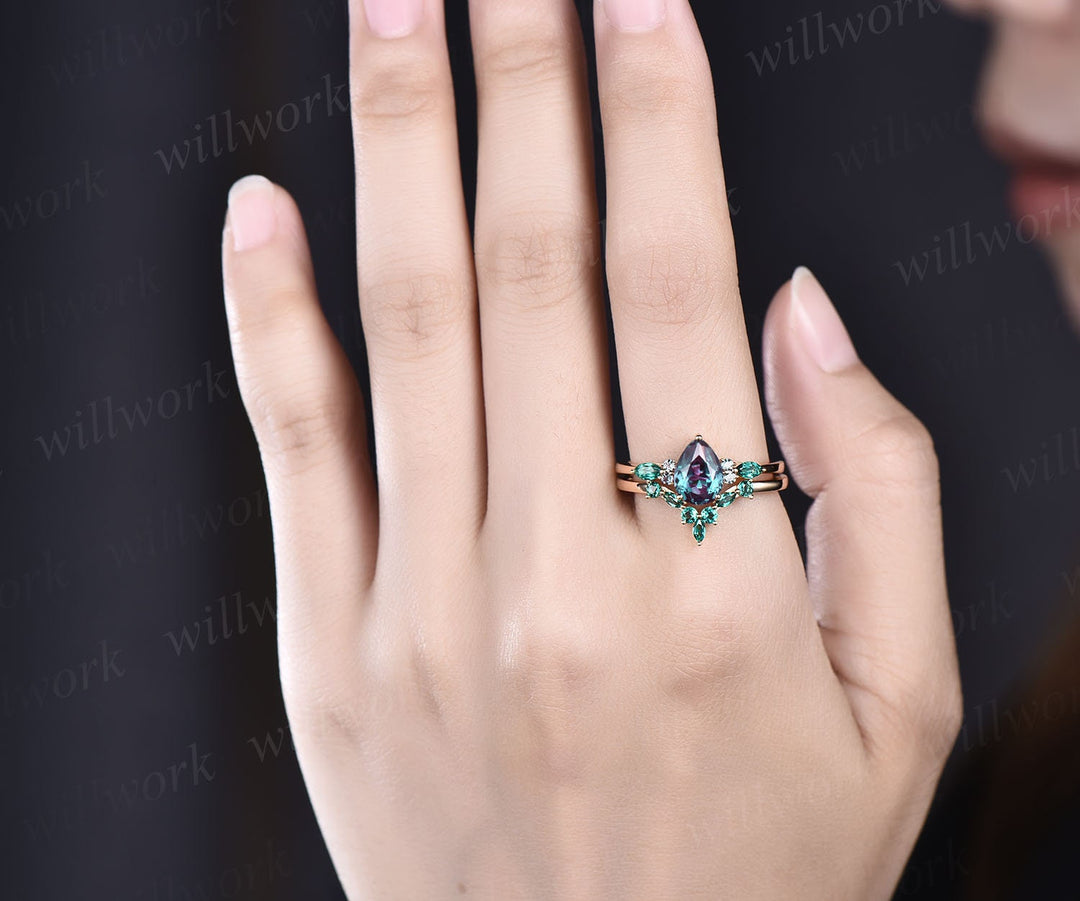 Best engagement ring 2pcs pear shaped Alexandrite engagement ring set for women marquise emerald wedding band unique bridal ring set jewelry