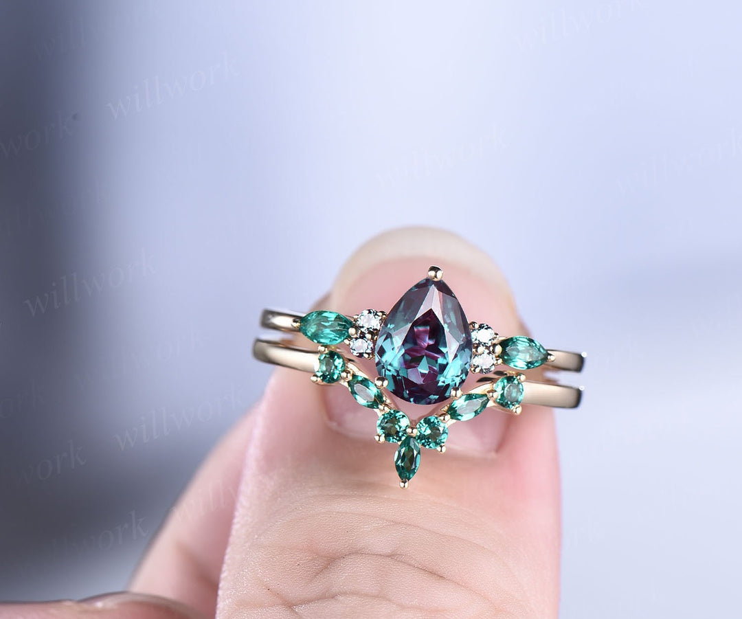 Best engagement ring 2pcs pear shaped Alexandrite engagement ring set for women marquise emerald wedding band unique bridal ring set jewelry