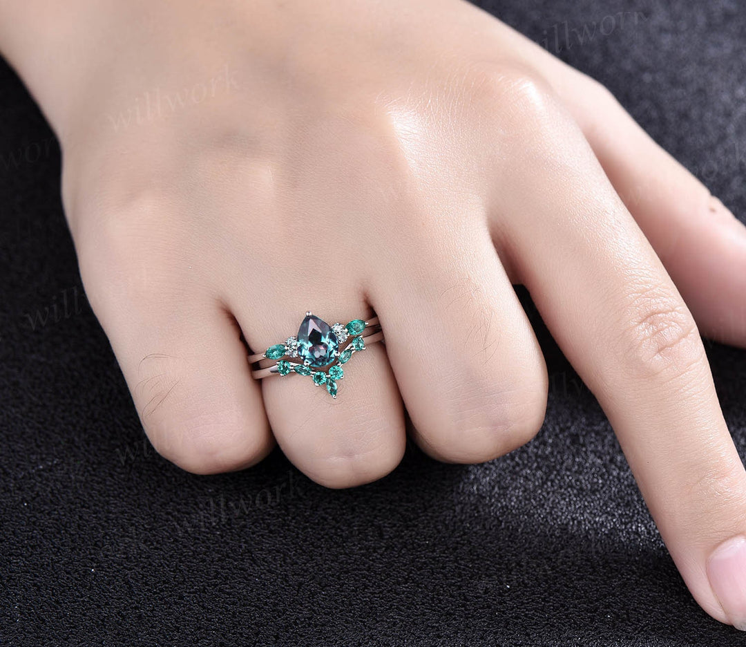 Best engagement ring 2pcs pear shaped Alexandrite engagement ring set for women marquise emerald wedding band unique bridal ring set jewelry