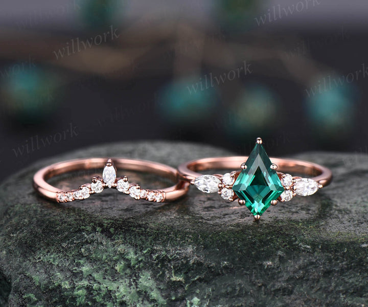 Unique vintage kite cut green emerald engagement ring set 18k rose gold six prong marquise cut moissanite promise wedding ring set for women