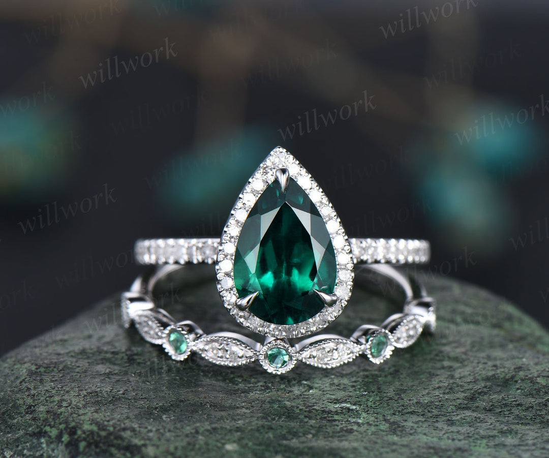 pear shaped emerald  wedding set