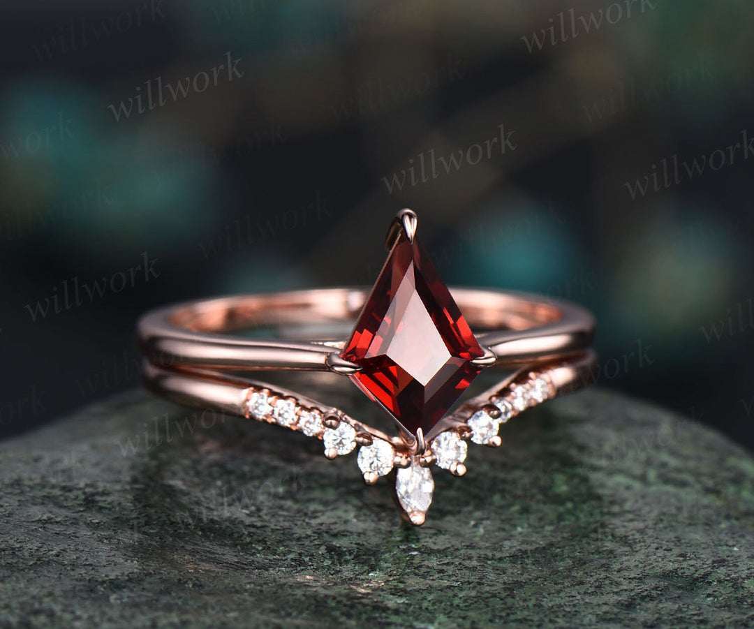 Kite cut red garnet ring gold vintage garnet engagement ring set 14k rose gold unique engagement ring moissanite bridal ring set for women