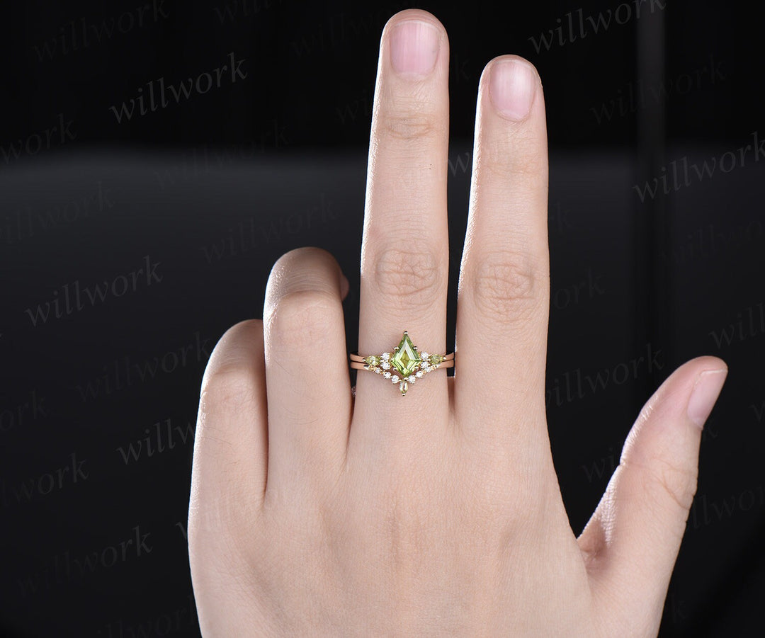Kite cut peridot ring vintage yellow gold 6 prong unique engagement ring women moissanite citrine ring dainty anniversary ring set gift
