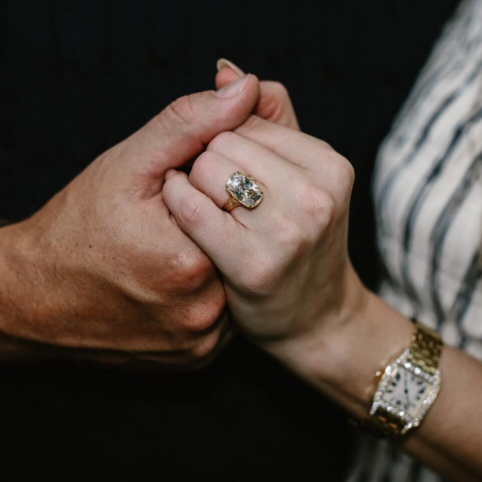 Taylor Swift’s Engagement Ring Sparks Buzz