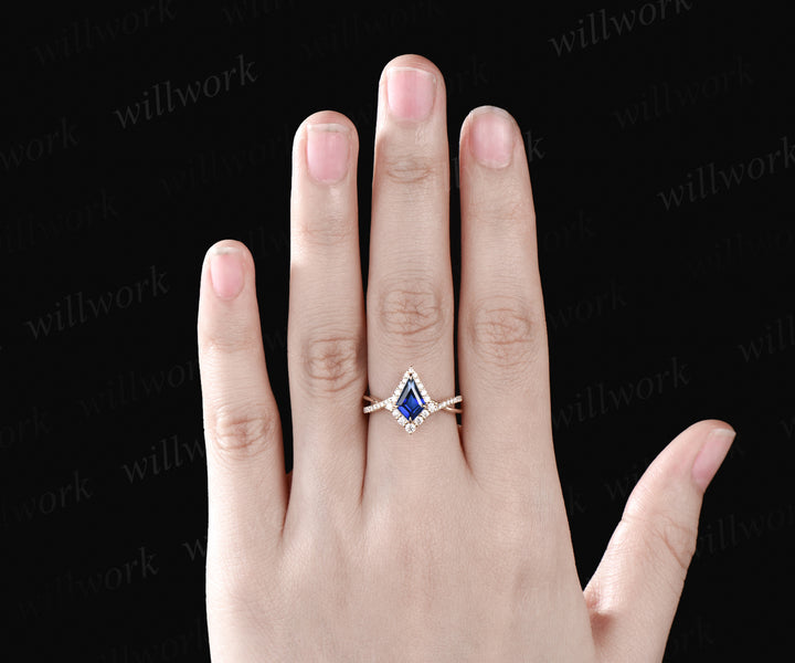 Unique Kite Cut September Birthstone Blue Sapphire Engagement Ring Art Deco Moissanite Halo Twisted Split Shank Ring Vintage 14k Yellow Gold Bridal Ring