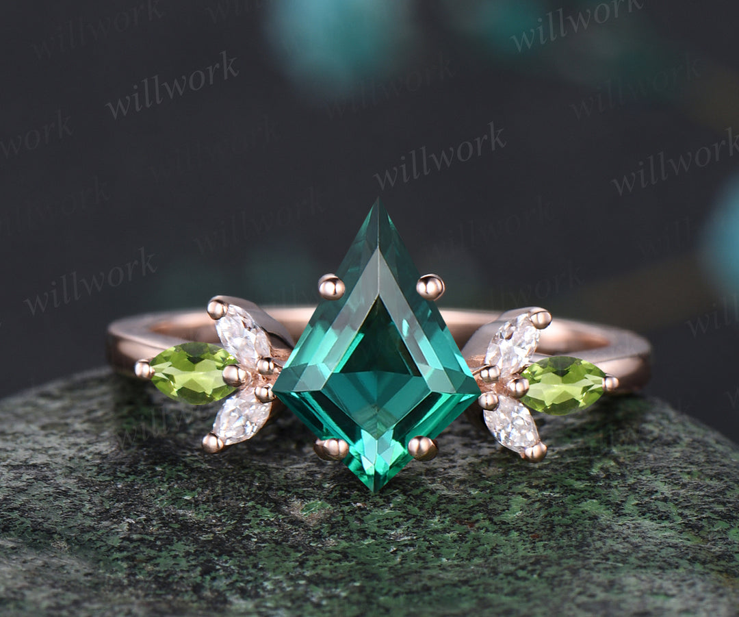 Vintage May Birthstone Kite Cut Emerald Engagement Ring Set Moissanite Peridot Cluster Wedding Ring 14k Rose Gold 2pcs Bridal Ring Set