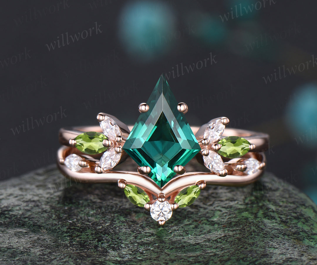 Vintage May Birthstone Kite Cut Emerald Engagement Ring Set Moissanite Peridot Cluster Wedding Ring 14k Rose Gold 2pcs Bridal Ring Set