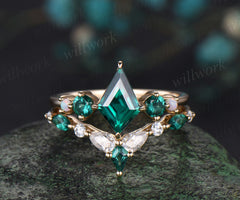Unique kite emerald engagement ring set 5-Stone ring curved kite emerald moissanite wedding band May birthstone jewelry gifts