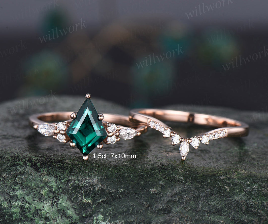 Unique vintage kite cut green emerald engagement ring set 18k rose gold six prong marquise cut moissanite promise wedding ring set for women