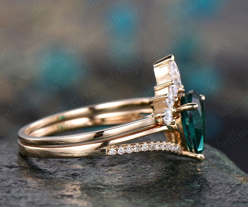 Pear shaped emerald engagement ring set emerald ring for women yellow gold vintage art deco split shank diamond ring moissanite ring set