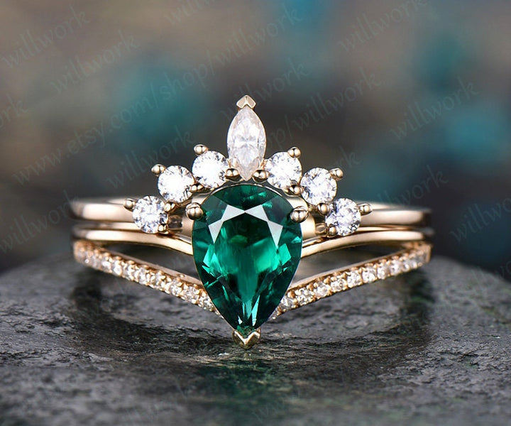Pear shaped emerald engagement ring set emerald ring for women yellow gold vintage art deco split shank diamond ring moissanite ring set