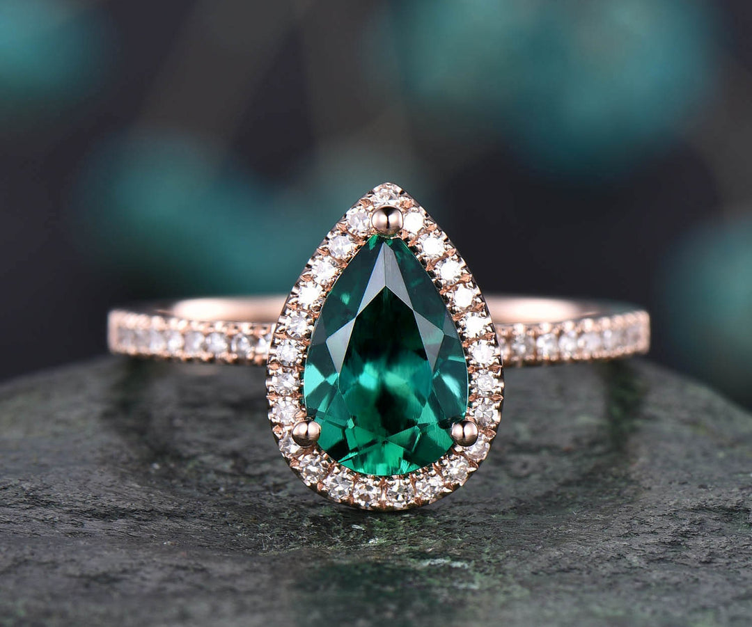 Pear emerald and diamond ring Outlet