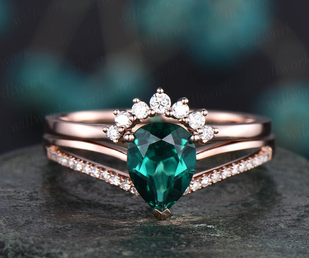 Emerald ring with onyx and diamonds crowned by an African emerald