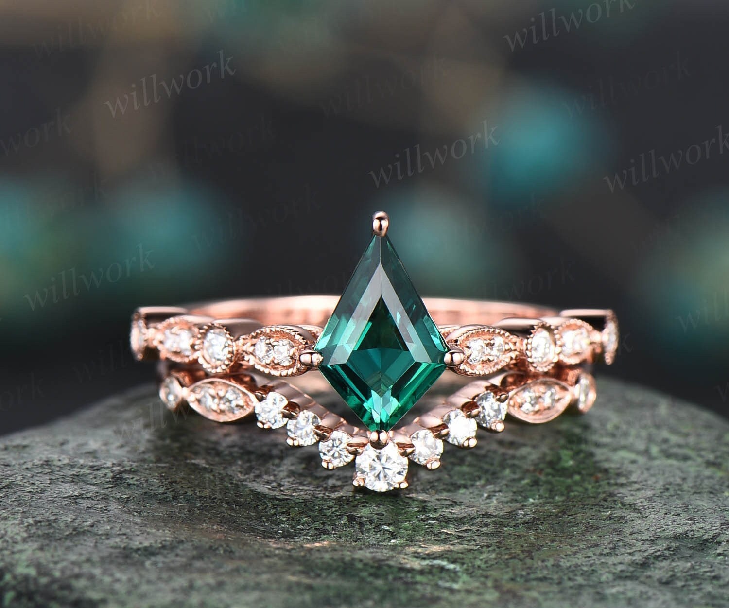 Kite shaped green emerald ring gold silver vintage unique