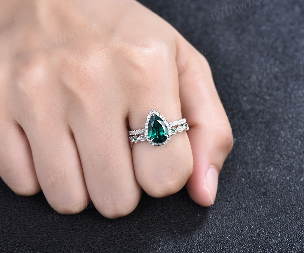 pear shaped emerald ring set