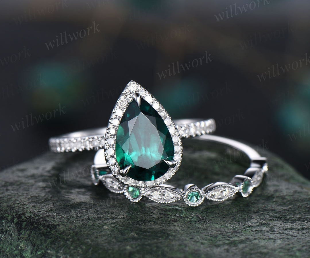 pear shaped emerald engagement ring