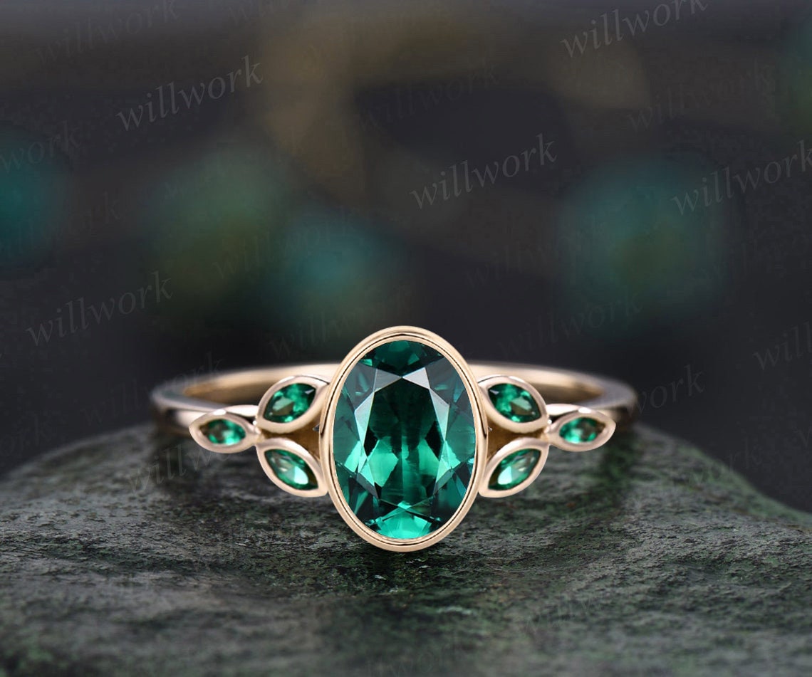 Antique gold and metal ring, in the center a green stone… | Drouot.com