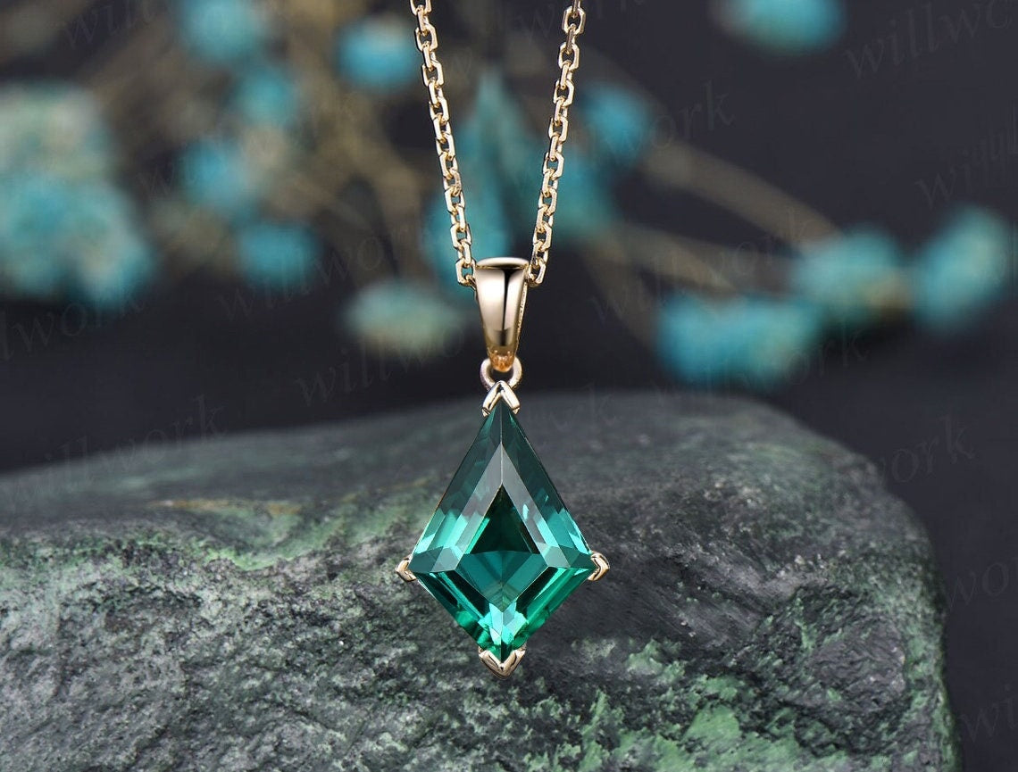 Elegant Diamond Necklace with Emerald in White Gold | KLENOTA