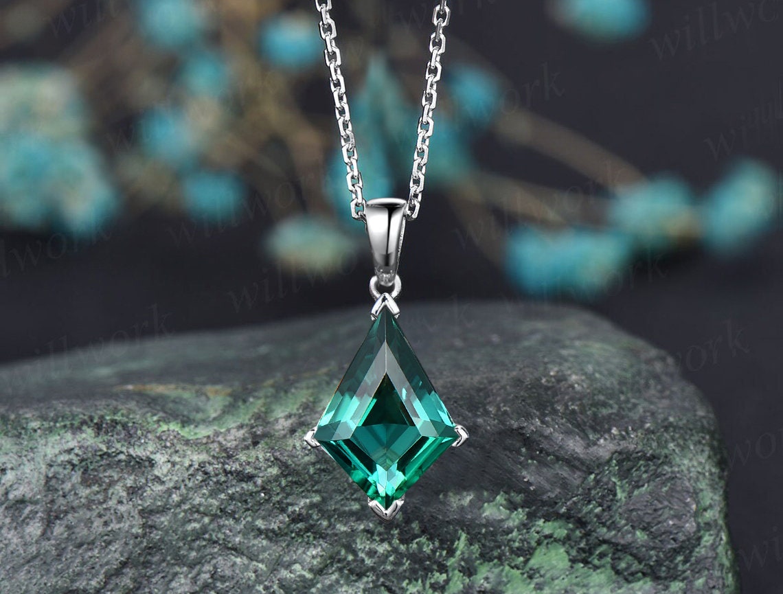 Emerald pendants shop