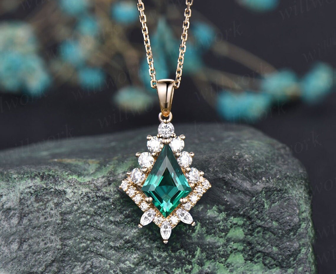The Art of Sophistication! A Graceful Vintage Emerald Necklace in Gold  #graceful #vintage #emarald #gold #necklace | Instagram