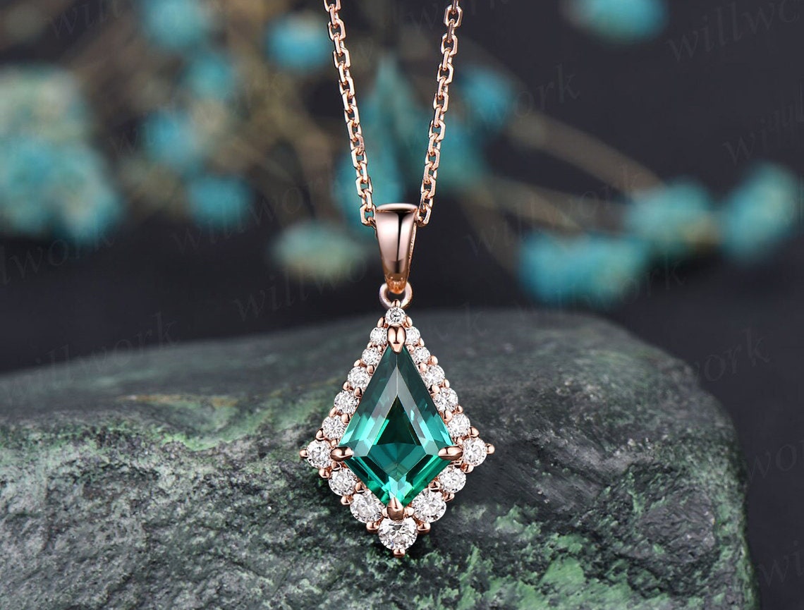 9ct White Gold Diamond Oval Scallop Emerald Necklace